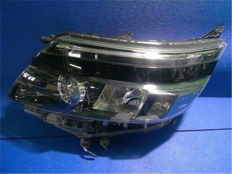 [Used]Left Headlight TOYOTA Voxy 2014 DAA-ZWR80G - BE FORWARD Auto Parts