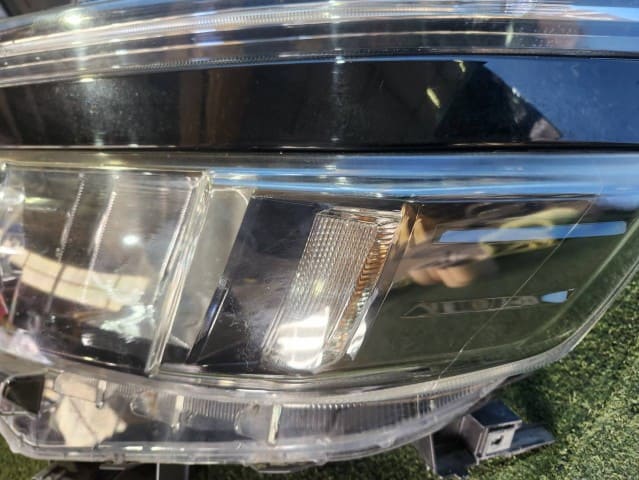 [Used]Left Headlight TOYOTA Voxy 2014 DAA-ZWR80G 8117028D00 - BE ...