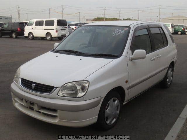 Toyota raum 2000