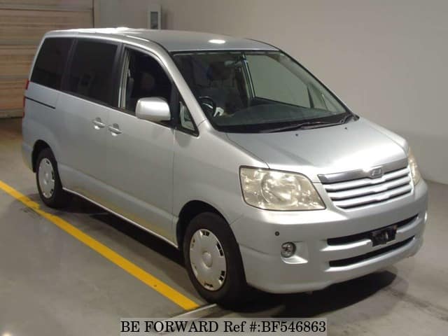 Toyota noah azr60