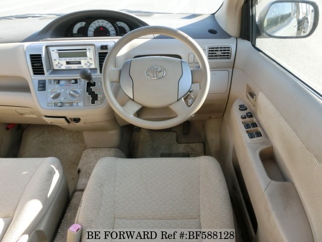 Toyota Raum 2003 панель