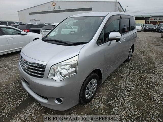 Минивэн toyota noah