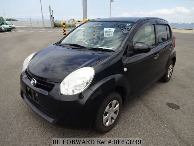 Белый daihatsu boon