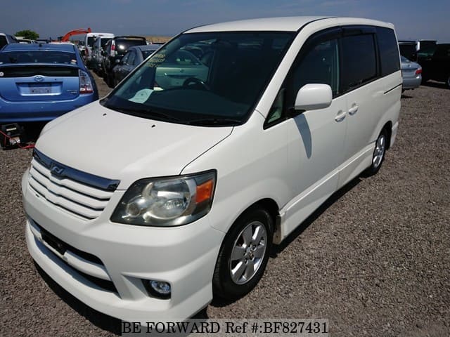 Toyota noah azr60
