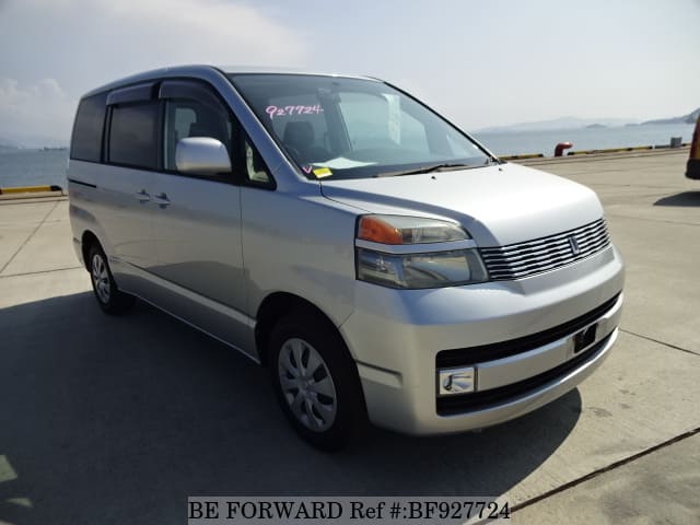 Toyota voxy azr60