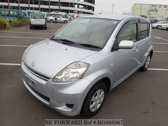 Белый daihatsu boon