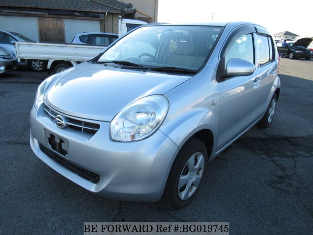 Белый daihatsu boon