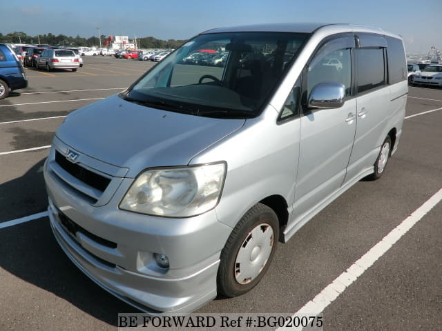Toyota noah azr60