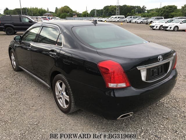 Toyota crown urs206