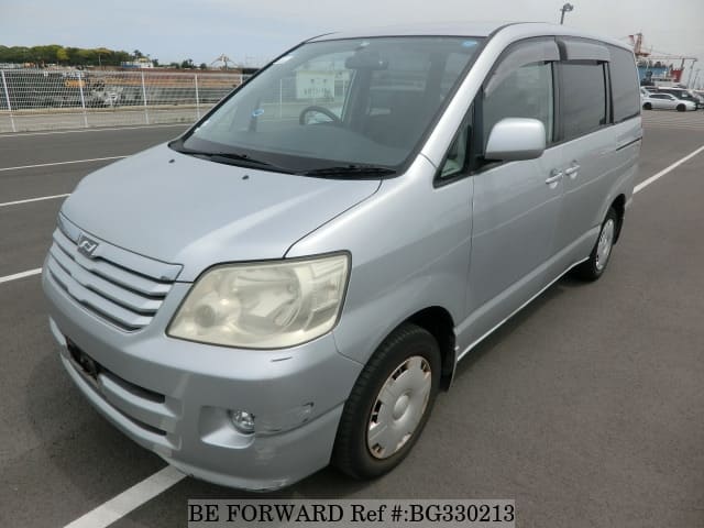 Toyota noah azr60