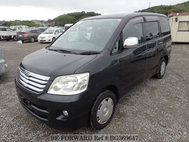 Toyota noah azr60