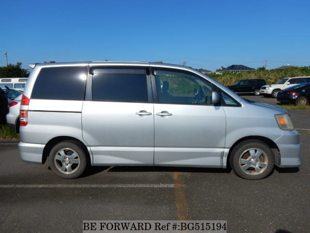 Toyota noah azr60