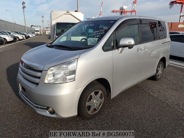 TOYOTA Noah