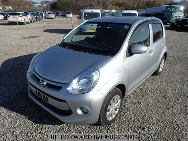 Белый daihatsu boon