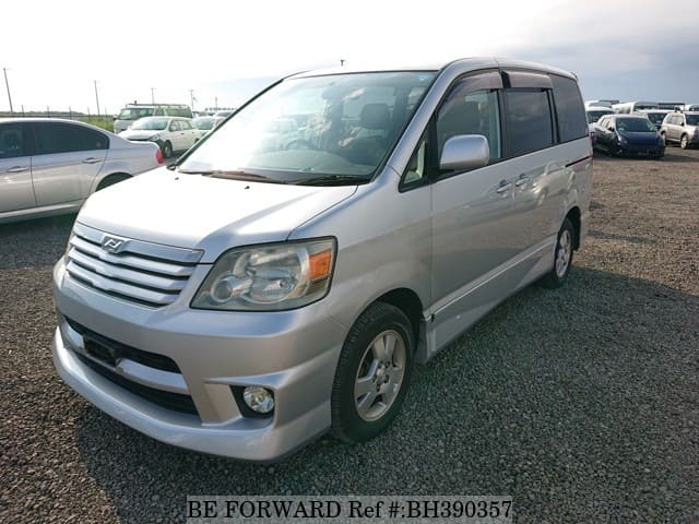 Toyota noah azr60