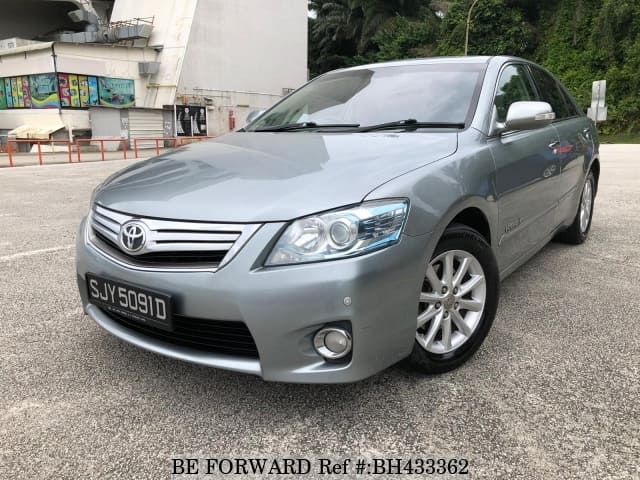Toyota Camry Hybrid Gl Car Review It S A Nice Day For A White Camry Drivelife
