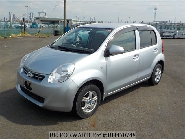 Белый daihatsu boon