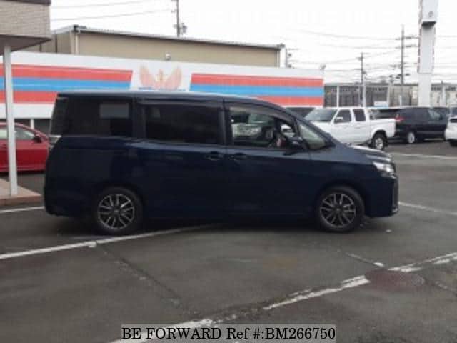 Toyota voxy zrr80g