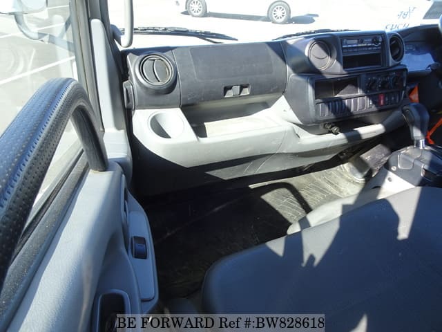 2014 HINO DUTRO image 25
