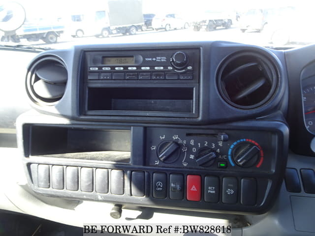 2014 HINO DUTRO image 28