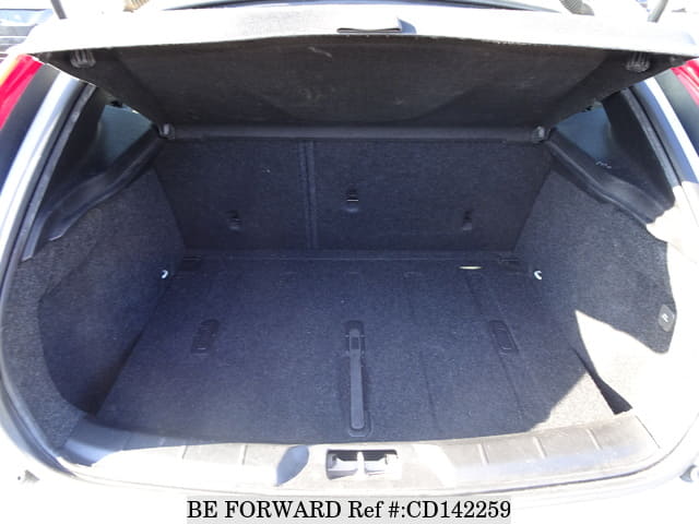 2016 VOLVO V40 D4 image 28