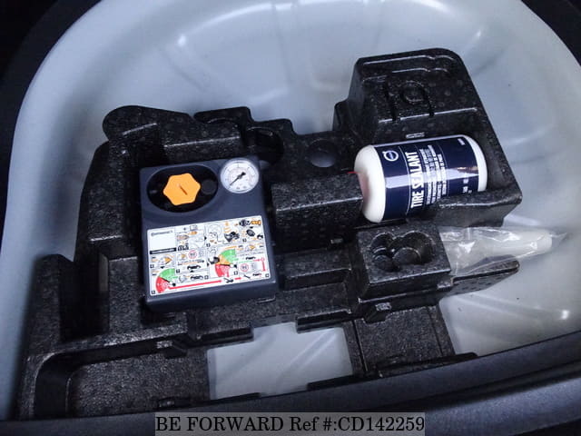 2016 VOLVO V40 D4 image 29
