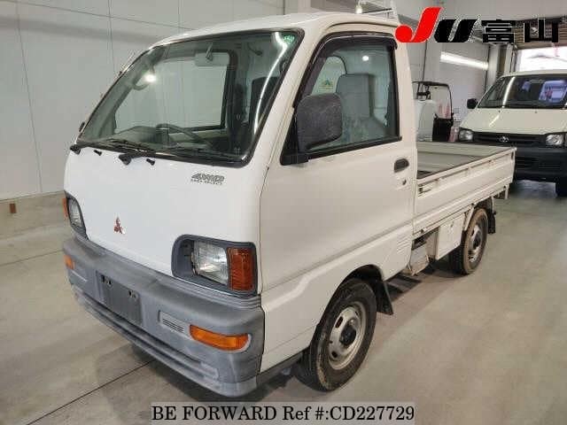 1996 MITSUBISHI MINICAB TRUCK V-U42T U42T-0407133
شاحنة Mitsubishi Minicab بيضاء من فئة Kei truck، تظهر من زاوية أمامية جانبية داخل مكان مغلق. تبدو الشاحنة مزودة بصندوق خلفي مفتوح، مع شعار ميتسوبيشي على الواجهة الأمامية، وتصميم عملي مدمج يناسب الاستخدامات التجارية والخفيفة.