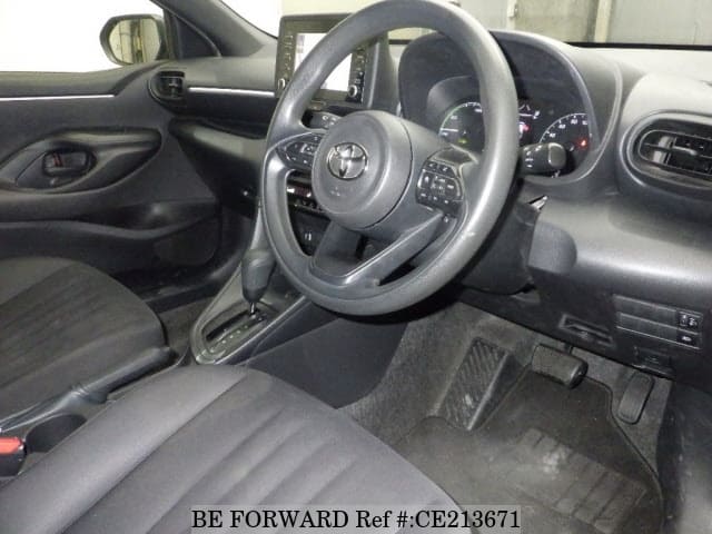 Toyota YARIS HYBRID X — фото 3