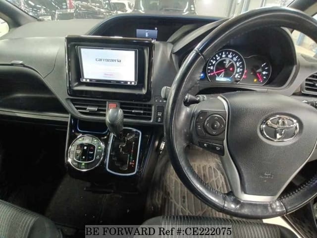 Toyota VOXY ZS — фото 3