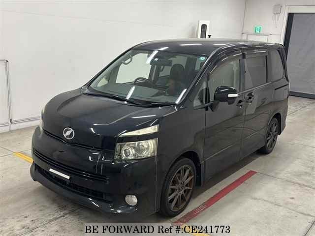 Toyota VOXY Z — фото 1