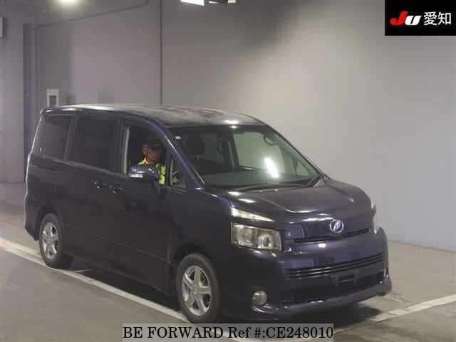 Toyota VOXY ZS — фото 1