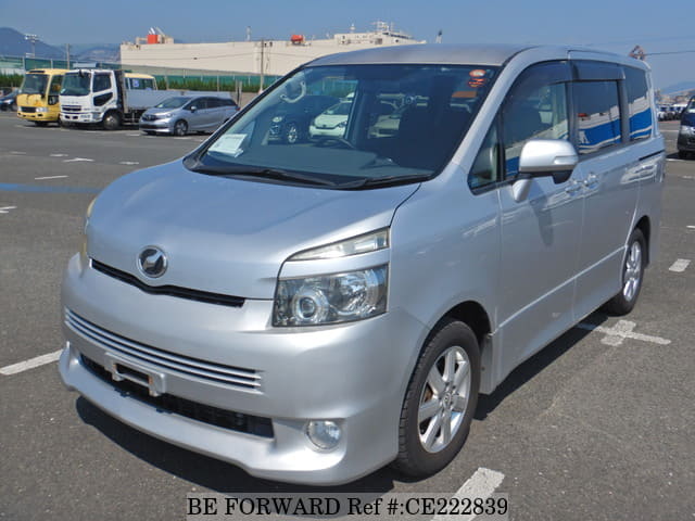 Toyota VOXY Z — фото 1