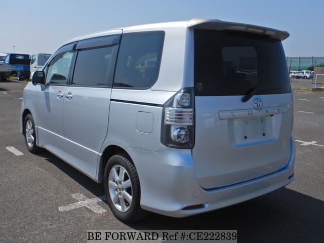Toyota VOXY Z — фото 3