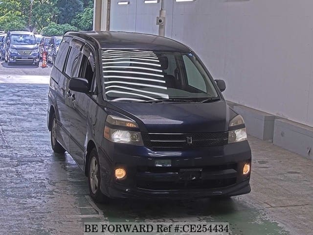 Toyota VOXY Z — фото 1