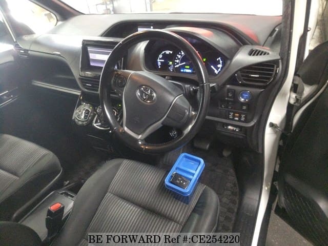 Toyota NOAH HYBRID SI — фото 4