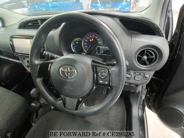 Toyota VITZ HYBRID F — фото 3