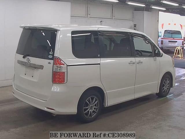 Toyota NOAH S — фото 2