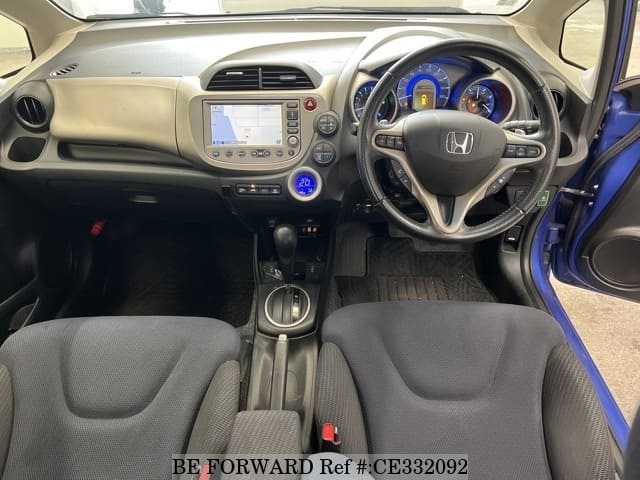 Honda FIT HYBRID NAVI PREMIUM SELECTION — фото 4