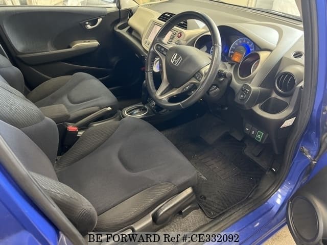 Honda FIT HYBRID NAVI PREMIUM SELECTION — фото 3