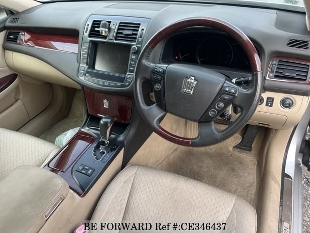 Toyota CROWN — фото 3