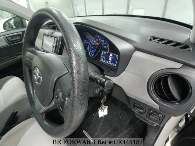 Toyota COROLLA AXIO HYBRID — фото 3