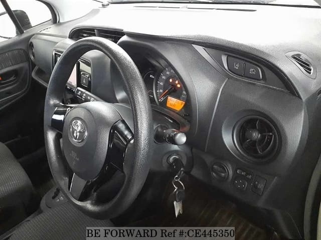 Toyota VITZ F — фото 3