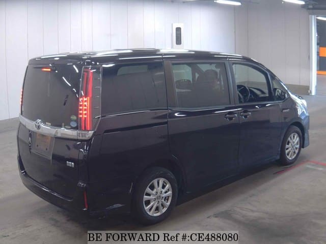 Toyota NOAH HYBRID X — фото 2