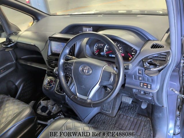 Toyota VOXY V — фото 3