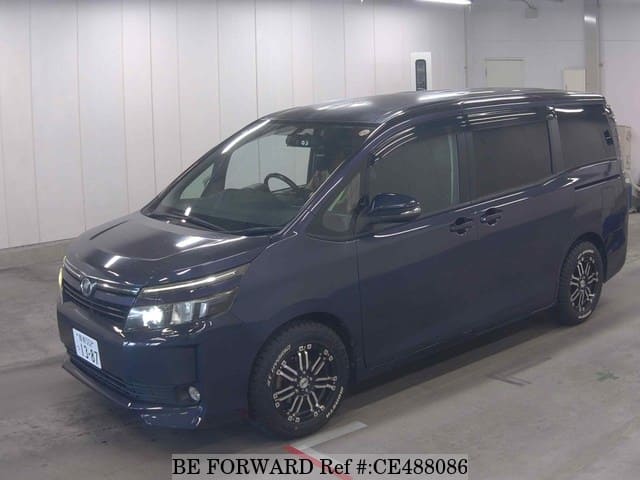 Toyota VOXY V — фото 1