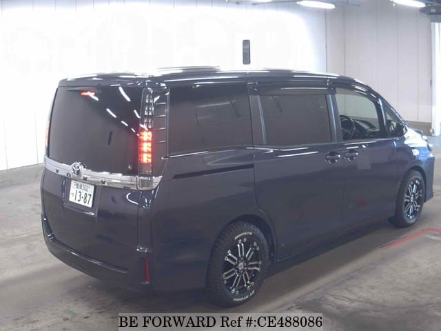 Toyota VOXY V — фото 2