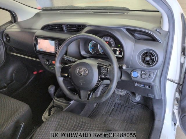Toyota VITZ HYBRID F — фото 4