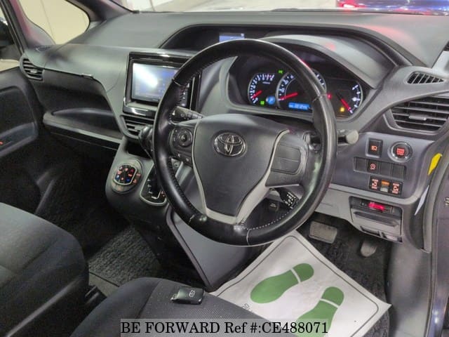 Toyota VOXY V — фото 4