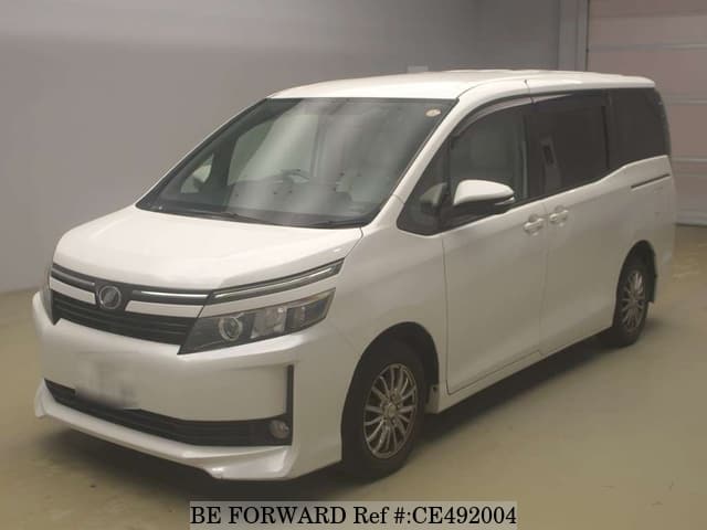 Toyota VOXY V — фото 1
