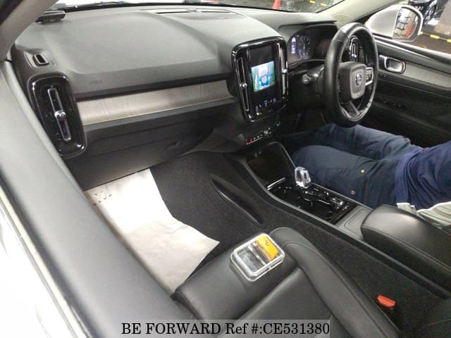 VOLVO XC40 HYBRID B4 INSCRIPTION — фото 4